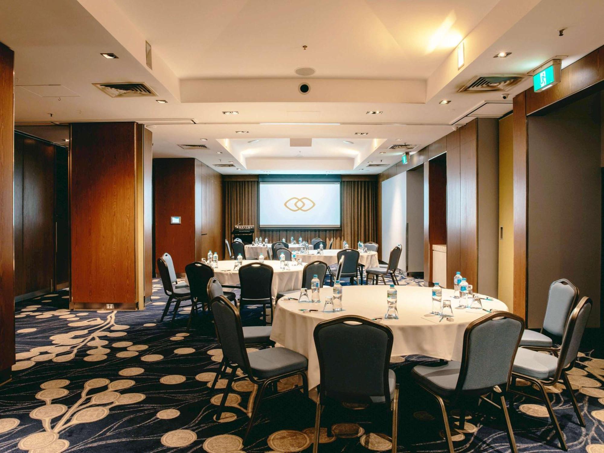 Sofitel Gold Coast Broadbeach Eksteriør billede Meeting room at the hotel