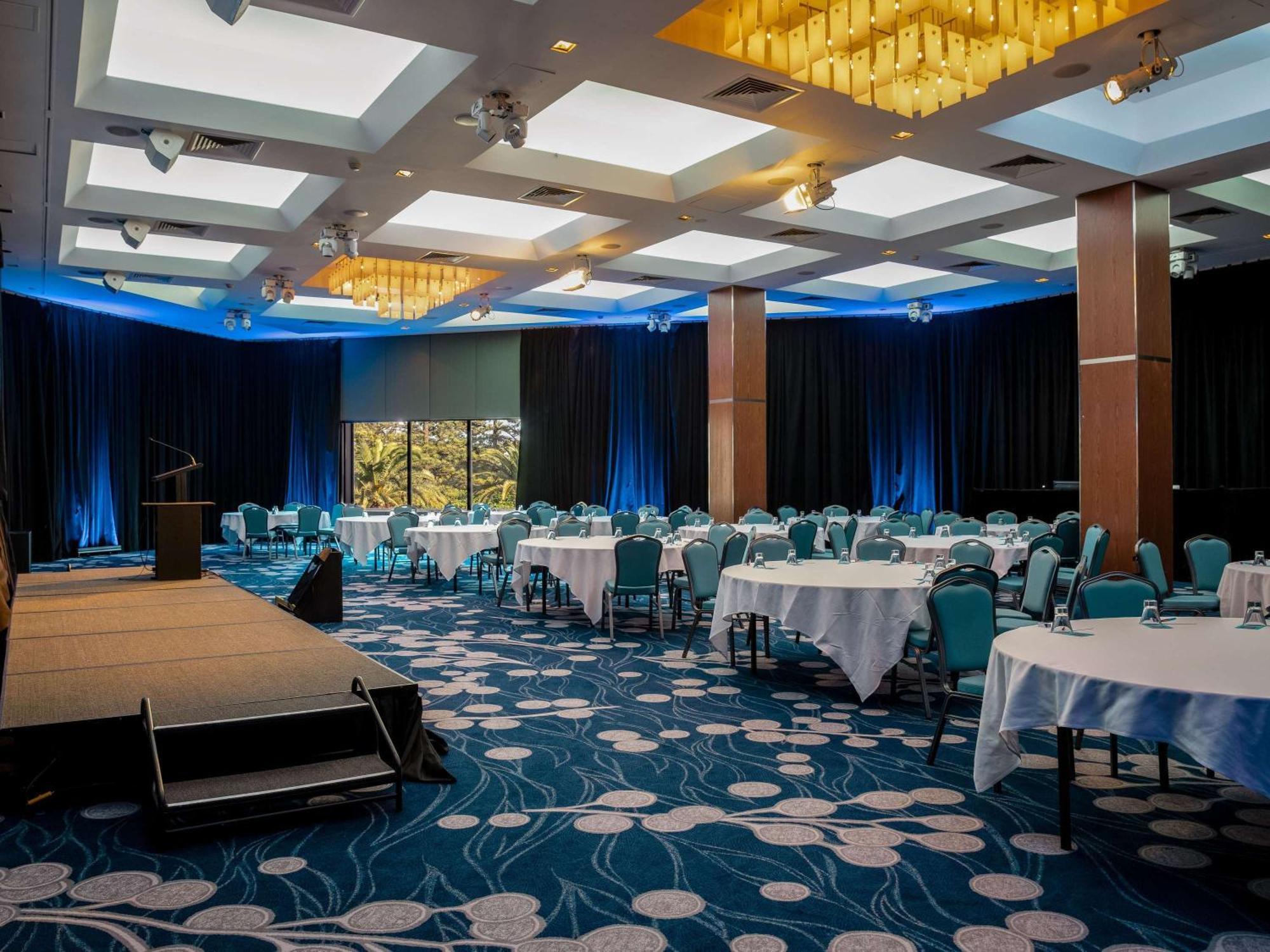 Sofitel Gold Coast Broadbeach Eksteriør billede The ballroom at the Radisson Blu Hotel, Dublin Airport