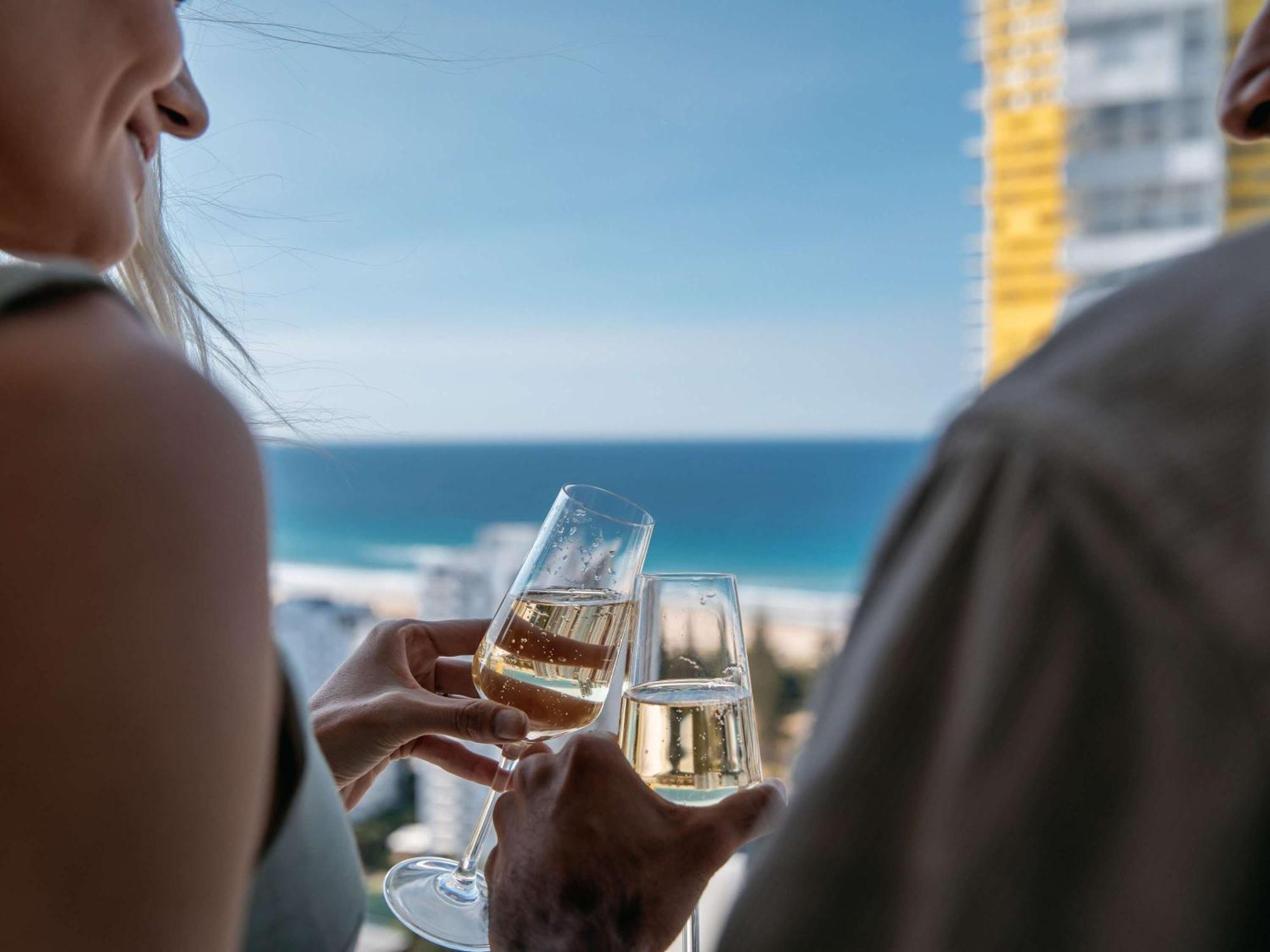 Sofitel Gold Coast Broadbeach Eksteriør billede A couple drinking champagne