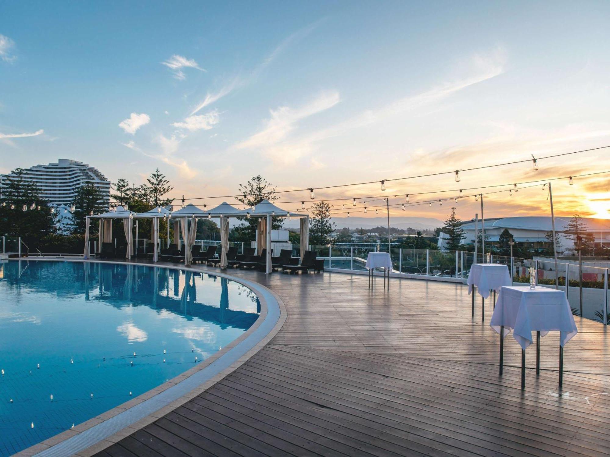 Sofitel Gold Coast Broadbeach Eksteriør billede The pool at the hotel