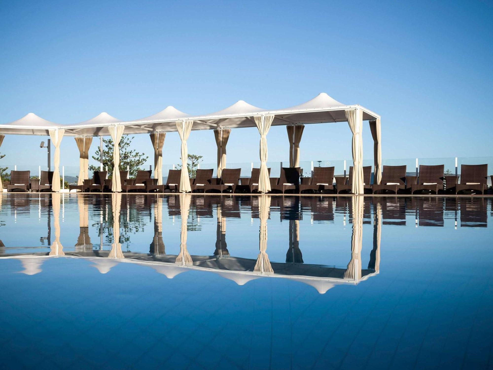 Sofitel Gold Coast Broadbeach Eksteriør billede The pool at the hotel