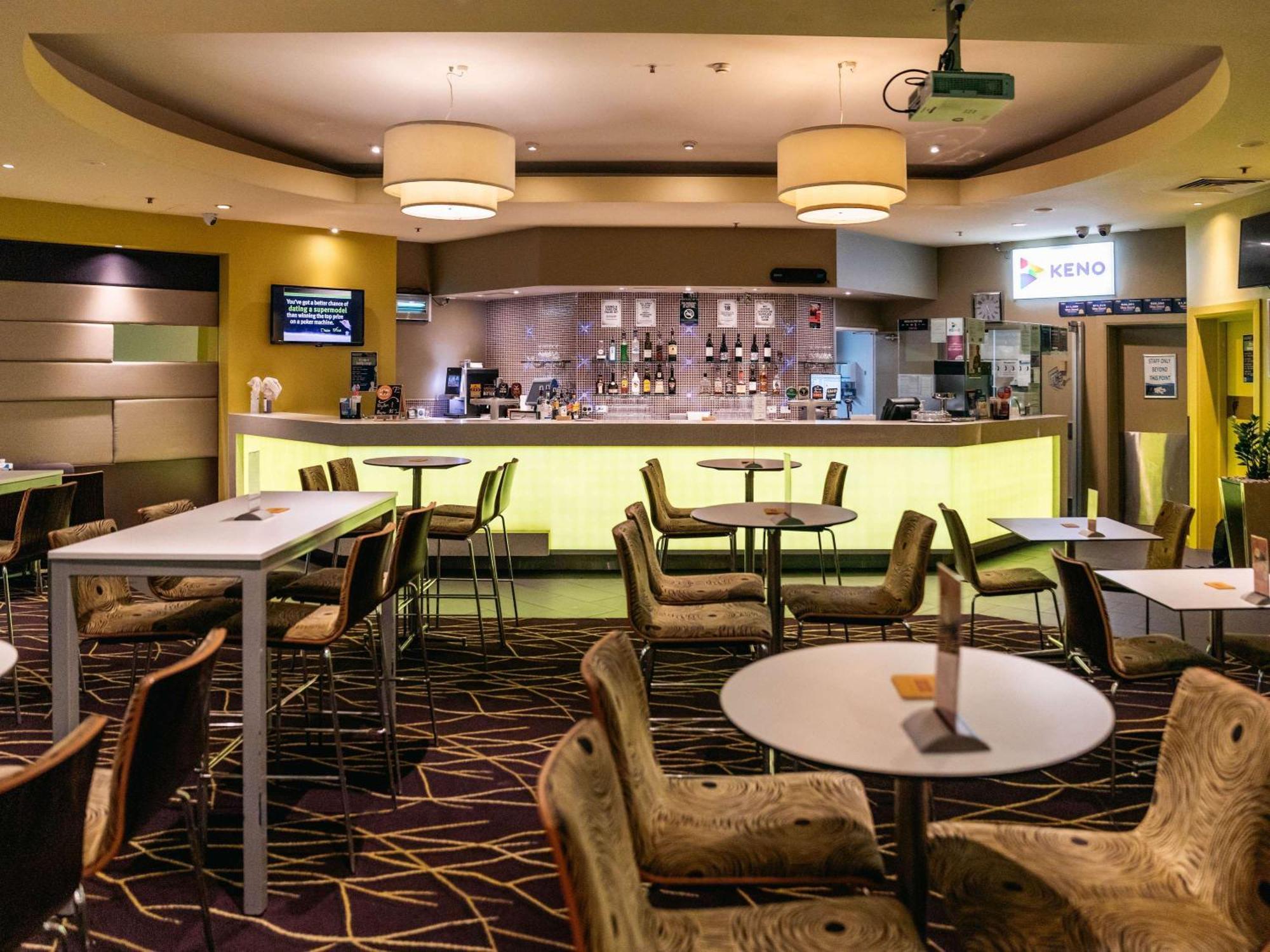 Sofitel Gold Coast Broadbeach Eksteriør billede The lounge at the airport