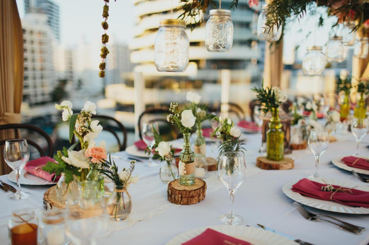 Sofitel Gold Coast Broadbeach Eksteriør billede Wedding reception at the rooftop of the Hotel Indigo San Diego