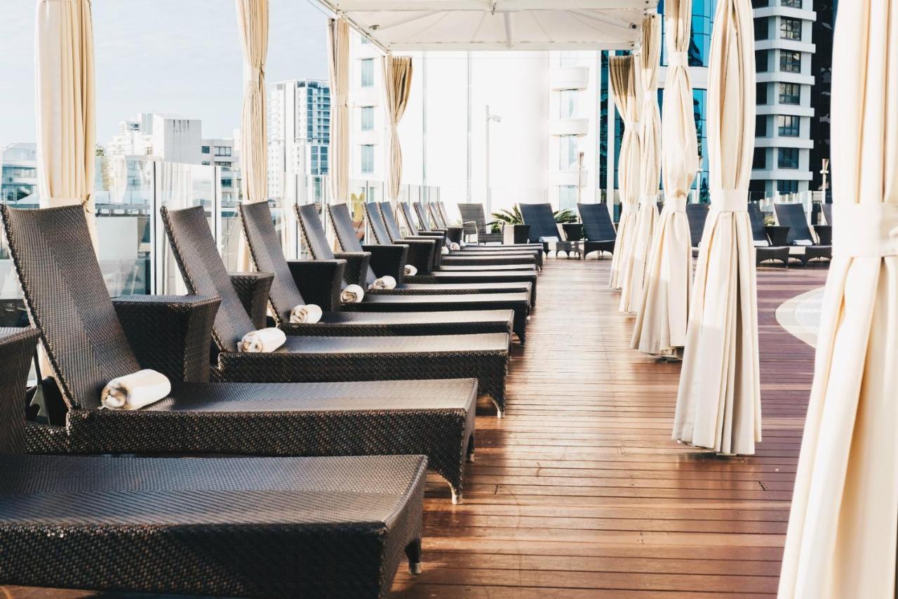 Sofitel Gold Coast Broadbeach Eksteriør billede The pool deck at the 39th floor
